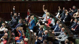 Poland parliament passes law to curb WWII property claims