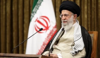 فرمانده کل قوا در مراسم دانش‌آموختگی نیروهای مسلح با اشاره به مسائل همسایگان در شمال غرب:

راه‌حل حوادث شمال‌غرب جلوگیری از دخالت ارتش‌های بیگانه در این کشورها است/ آمریکا پس از ۲۰ سال کشتار و جنایت در افغانستان حکومت را به طالبان داد و خارج شد