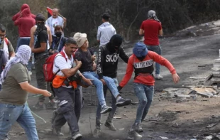 تحولات فلسطین/

شهادت کودک فلسطینی به ضرب گلوله نظامیان صهیونیست/ تیراندازی به سمت پایگاه ارتش صهیونیستی در نزدیکی رام الله/ زخمی شدن ده‌ها فلسطینی در درگیری‌های کرانه باختری 2