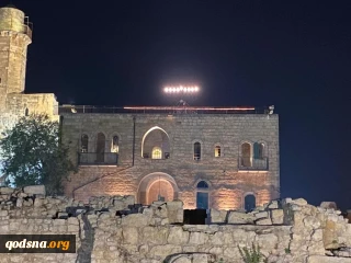 Zionist settlers erect menorah on Islamic mosque near Al-Quds
