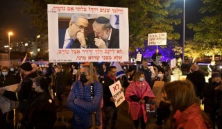Hundreds protest against Netanyahu plea deal outside Israel's Attorney General's Home