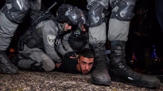 Zionist troops put Sheikh Jarrah under near-complete lockdown
