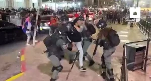 شامگاه گذشته رخ داد؛

حمله وحشیانه صهیونیست‌ها به فلسطینیان در باب العامود/ 24 نفر زخمی شدند 2