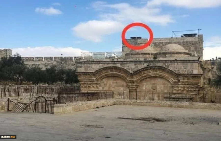 شبان يُزيلون نقطة لشرطة الاحتلال فوق مصلى باب الرحمة 2