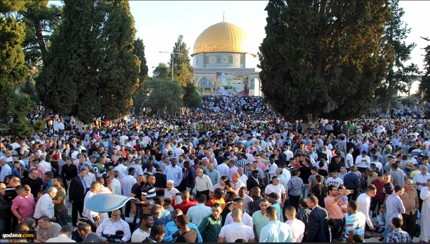 نحو 200 ألف أدّوا صلاة عيد الفطر في المسجد الأقصى
 2