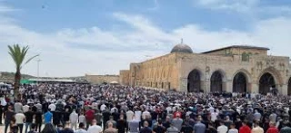 Hamas hails Palestinians for attending Friday prayers in defiance of Israeli occupation