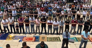 Tens of thousands perform Friday prayers at Al-Aqsa Mosque