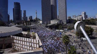 Mass protests force Israeli leaders to meet Pentagon chief at airport