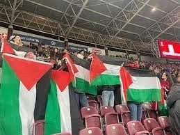 هواداران سوئیسی پرچم فلسطین را به اهتزاز در آوردند