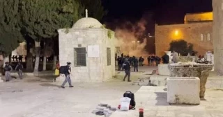 Zionist troops attack Palestinian worshipers in Aqsa, force them out