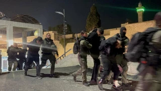 Zionist troops attack worshippers in Al-Aqsa Mosque