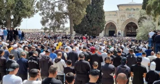 130,000 worshipers perform Friday prayer at Aqsa