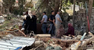 Zionist regime’s forces demolish residential building in Silwan, displacing 50 residents