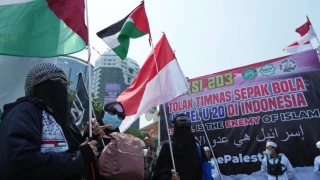 عناوین اخبار وبگاه‌ها و روزنامه های فلسطینی/ 23 خرداد

دست رد اندونزی به سینه هیئت نماینده رژیم اشغالگر و خشم تل آویو/ آتش زدن چاه آب کشاورزان فلسطینی توسط شهرک نشینان اسرائیلی/ طرح اشغالگران برای احداث 4 هزار واحد مسکونی در کرانه باختری/ سفر محمود عباس به چین/  اعزام نخستین کاروان حجاج فلسطینی از کرانه باختری