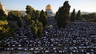 Zionist troops clash with Palestinian worshipers at al-Aqsa on Eid al-Adha