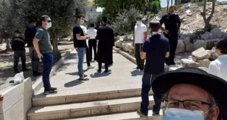 Dozens of settlers storm Aqsa under police protection