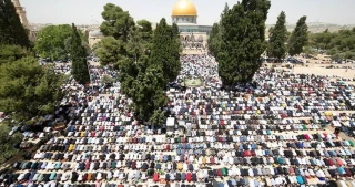 More than 50,000 worshipers perform Friday prayer at Aqsa