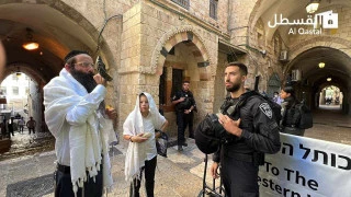 Zionist troops brutally assault Muslim worshipers at al-Aqsa Mosque entrance