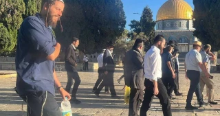 Jewish settlers storm Aqsa Mosque anew