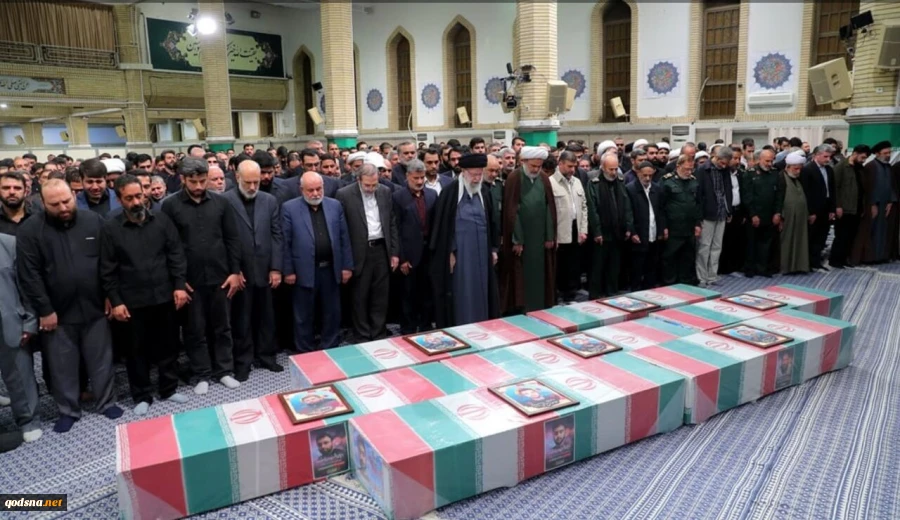 جثامين الشهداء ستشيع تزامنا مع مسيرات يوم القدس بطهران

قائد الثورة الإسلامية يقيم صلاة الجنازة على جثامين الشهيد زاهدي ورفاقه 2