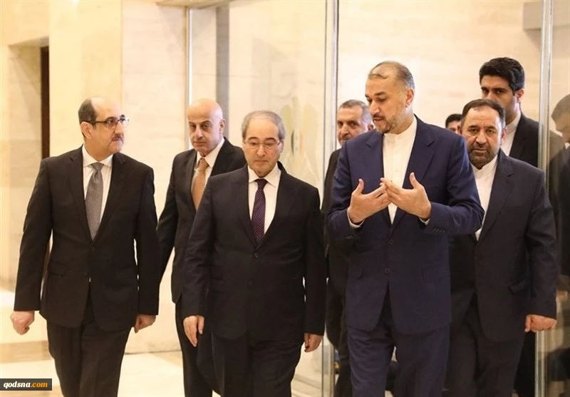 خلال مؤتمر صحفي عقده مع نظيره السوري.. 

أمير عبداللهيان: امريكا تتحمل المسؤولية ازاء العدوان الصهيوني على السفارة الايرانية في سوريا
 2