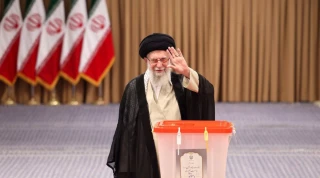 IR Leader hails people's participation in Iran's presidential runoff vote