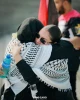 زنان نروژی در همبستگی با غزه تجمع کردند و با نثار گل یاد شهدای زن غزه را گرامی داشتند 3