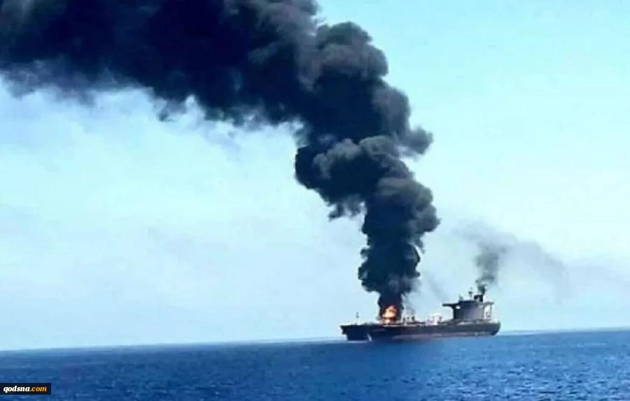Rocket attack causes ship fire in Gulf of Aden 2