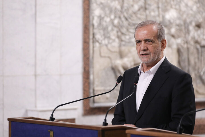 تعليقا على "انفجارات البيجر" في لبنان؛

الرئيس الإيراني: استخدام وسائل الرفاهية كأداة للاغتيال هو قمة الإرهاب ووصمة عار على امريكا
 2