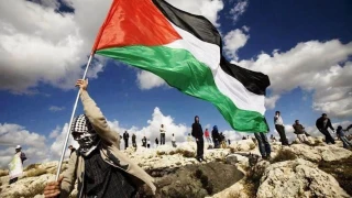 جوشش اشعار شعرا همراه با جوشش غرور ملی در حمایت از مقاومت؛

شاعران اشعار حماسی برای حماسه سازان وعده صادق2 سرودند