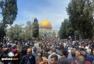 40,000 Muslim worshipers perform Friday prayer at Aqsa Mosque