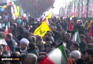 پرچم فلسطین و حزب‌الله در دستان راهپیمایی‌کنندگان ۲۲ بهمن
