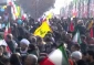 پرچم فلسطین و حزب‌الله در دستان راهپیمایی‌کنندگان ۲۲ بهمن