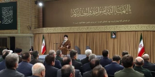 قائد الثورة الاسلامية يستقبل جمعا من كوادر قطاع الصناعة الدفاعية للبلاد