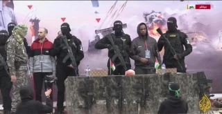 تحویل پنج اسیر صهیونیست به صلیب سرخ در نوار غزه/  ۶۰۲ اسیر فلسطینی هم آزاد می شوند/ سلاح‌های غنیمت گرفته شده از نظامیان صهیونیست در جایگاه تبادل اسرا