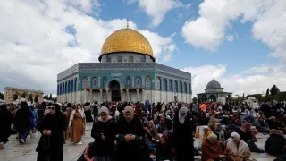 در سایه تشدید مانع تراشی اشغالگران صورت گرفت؛

سرازیر شدن هزاران فلسطینی به سمت مسجدالاقصی برای شرکت در نماز جمعه