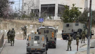 Zionist troops torch house in Jenin, seizes several cars in Ramallah