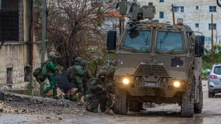 Zionists stormsW. Bank areas, kidnaps 30 Palestinians in al-Khalil