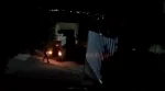 پرتاب شیشه های اتش زا به سوی خودروهای نظامی ارتش رژیم صهیونیستی توسط جوانان فلسطینی در نزدیکی اردوگجاه العروب واقع در الخلیل
