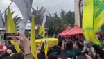 تشییع پیکر شهید سید هاشم صفی الدین بر روی دستان مردم لبنان در شهر دیرقانون در صور