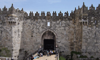 'Israel' removing Islamic features of Bab al-Amoud