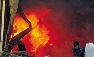 مغتصبون صهاینة یحرقون مسجداً تاریخیاً