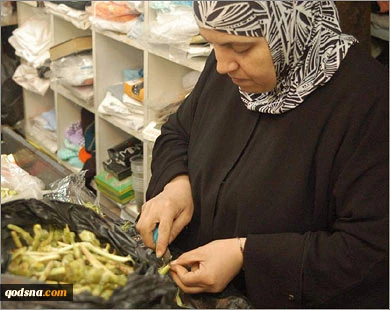 الاحتلال  یلاحق المزارعین الفلسطینیین