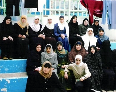 إدارة السجون فی الکیان الصهیونی تتعمد تعریة الأسیرات من ملابسهن عند أخذهن إلى المحاکم