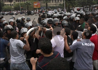 مظاهرات  بجامعتى القاهرة والإسکندریة لمساندة الأقصى