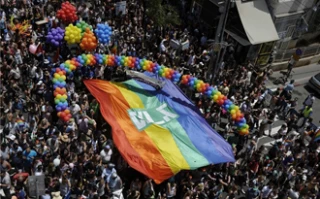 تل آویو یک هفته در قُـرق همجنس بازهای دنیا،مقامات صهیونیست درباره این جشن سالانه اهتمام کامل دارند...