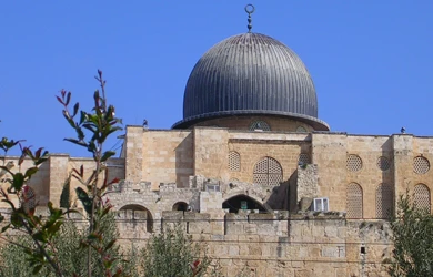 ادبای فلسطینی اهانت به قران مجید در داخل مسجد الاقصی را محکوم کردند