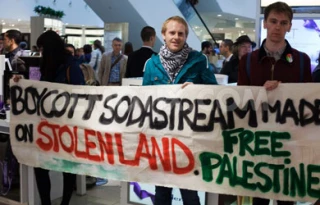 تظاهرات مقابل شرکت فروش محصولات اسراییلی در انگلیس