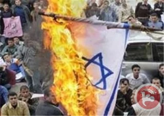 متظاهرون بالقاهرة یحرقون علم اسرائیل فی ذکرى النکبة