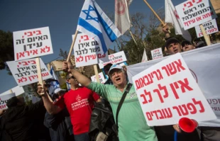 مظاهرة فی دیمونا ضد فصل العمال وعدم تدخل الحکومة